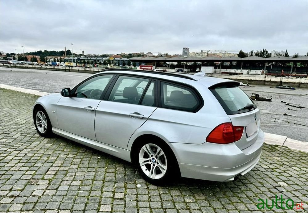 2011' BMW 318 Gran Turismo photo #3