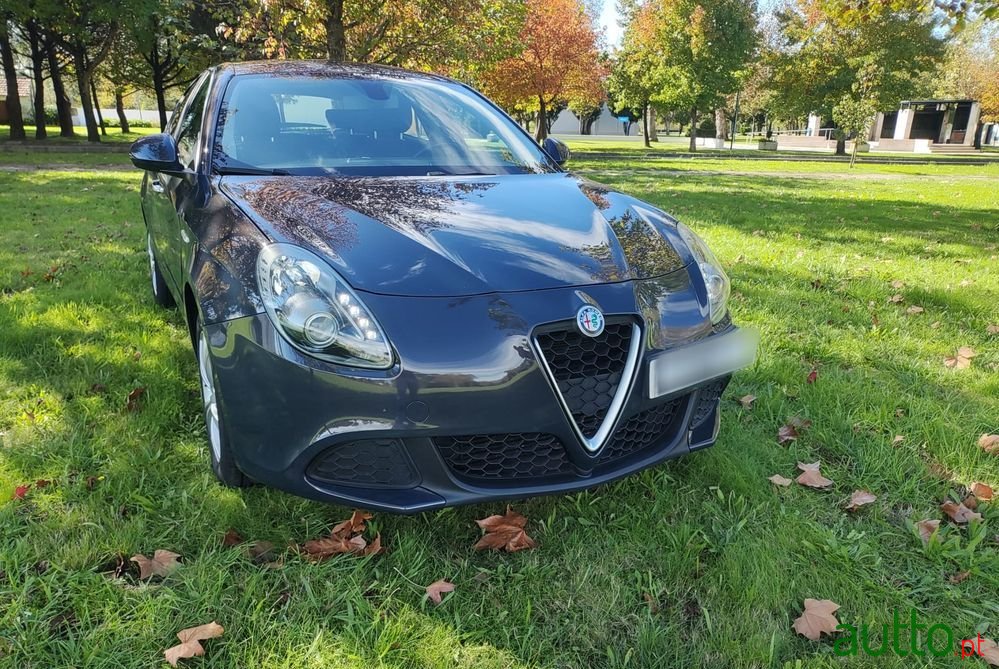 2017' Alfa Romeo Giulietta photo #2