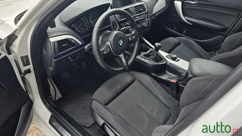 2016' BMW Série 1 D Pack M photo #2