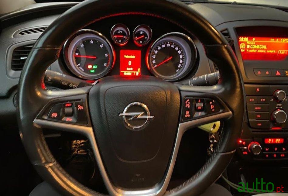 2010' Opel Insignia Country Tourer photo #2