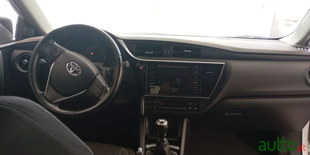 2018' Toyota Auris photo #6