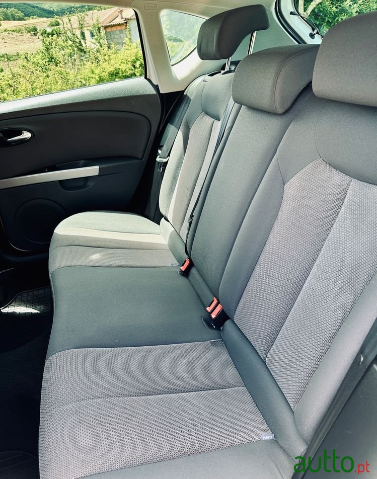 2009' SEAT Leon photo #6