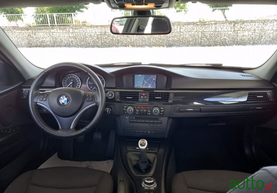 2010' BMW 320 photo #6