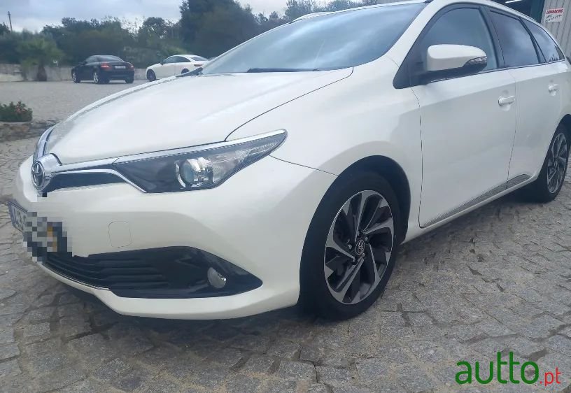 2015' Toyota Auris Touring Sports photo #4