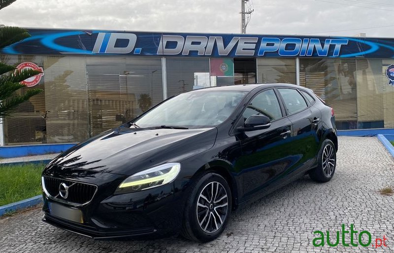 2019' Volvo V40 photo #1