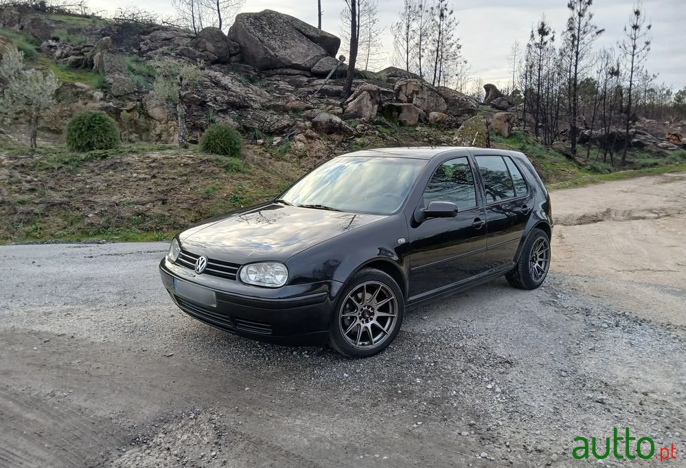 2001' Volkswagen Golf photo #1