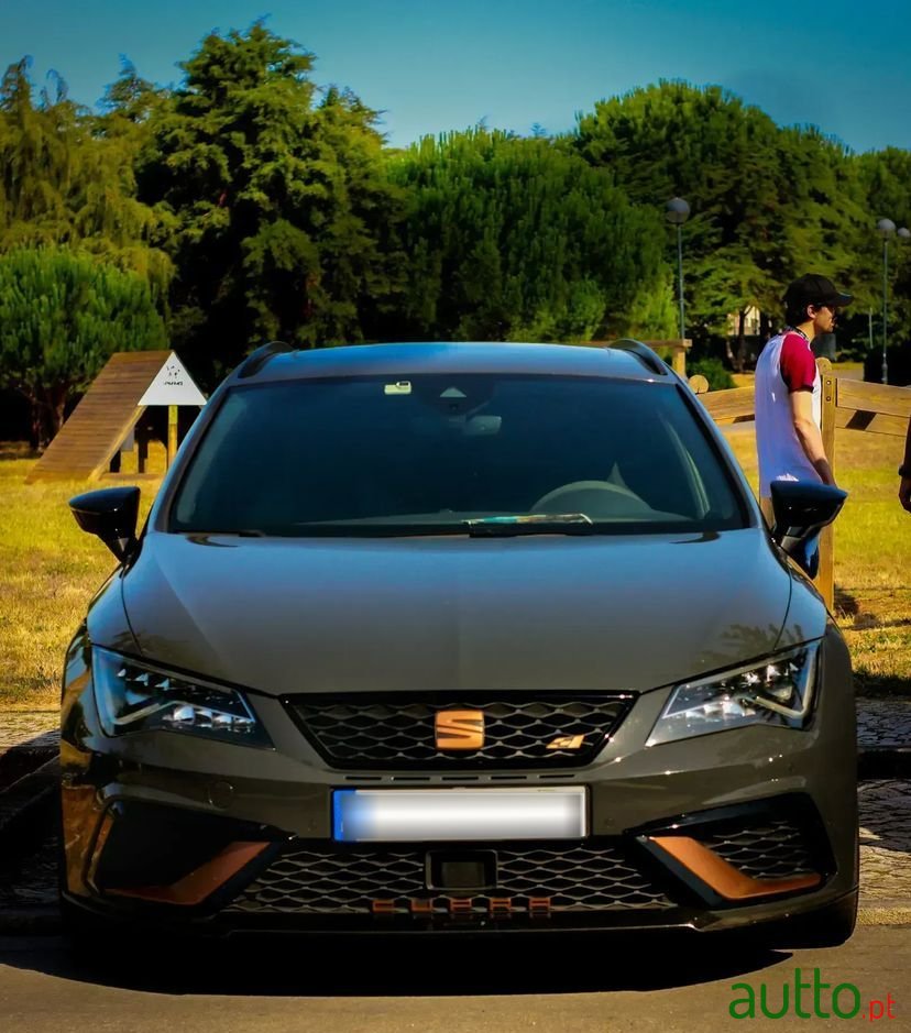 2020' SEAT Leon St photo #1