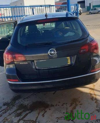 2013' Opel Astra Sports Tourer photo #3