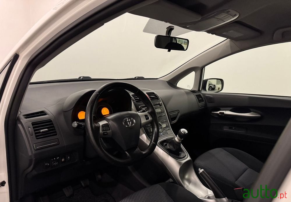 2010' Toyota Auris photo #5