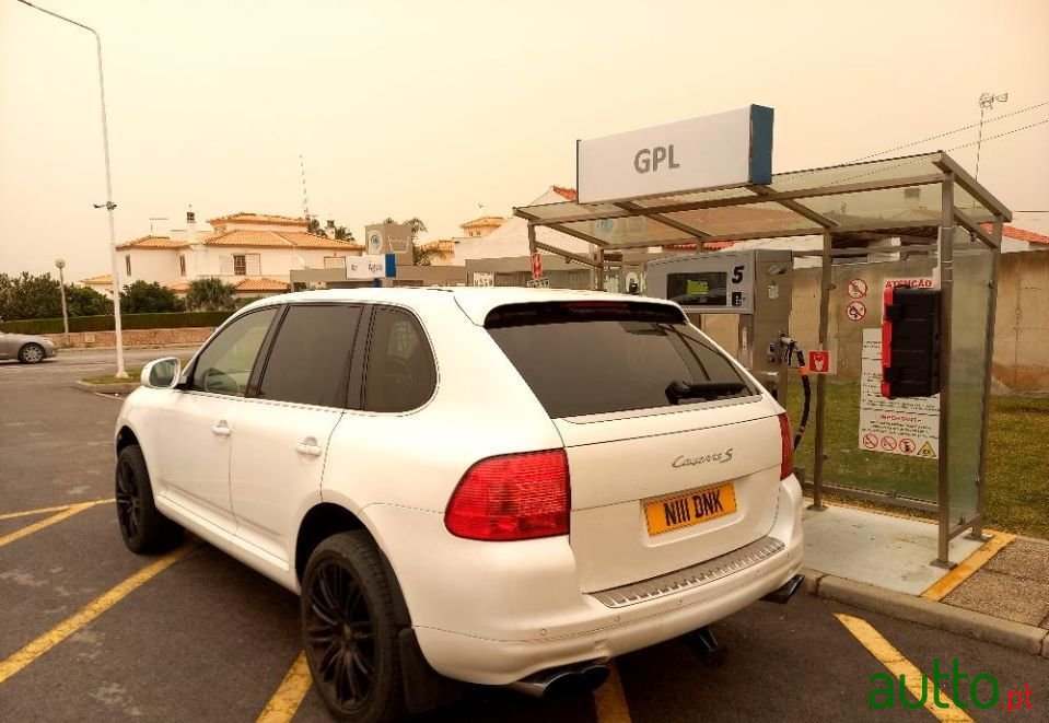 2006' Porsche Cayenne photo #3