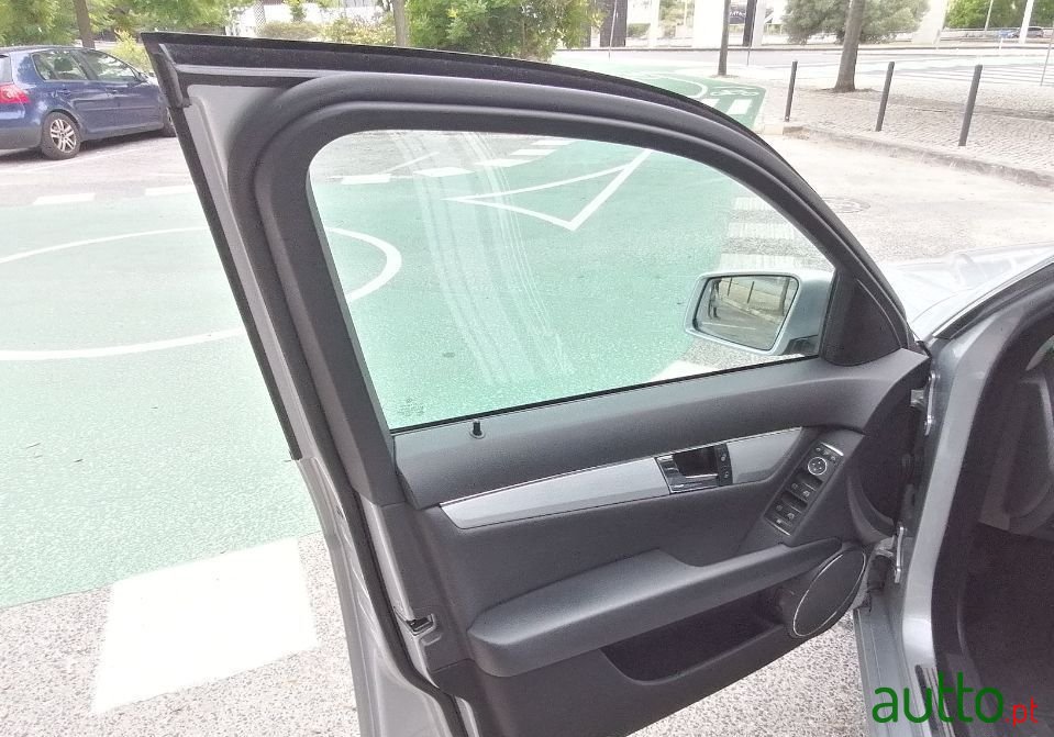 2011' Mercedes-Benz C-220 photo #4