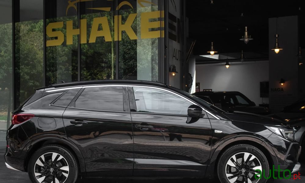 2022' Opel Grandland 1.6 T Phev Elegance photo #4