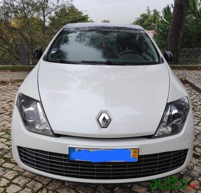 2011' Renault Laguna Coupe photo #2