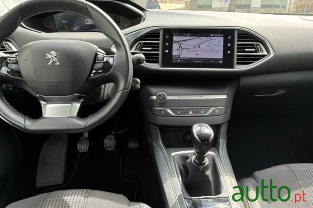 2021' Peugeot 308 Sw photo #2
