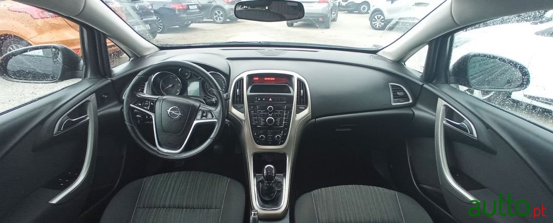 2010' Opel Astra photo #3