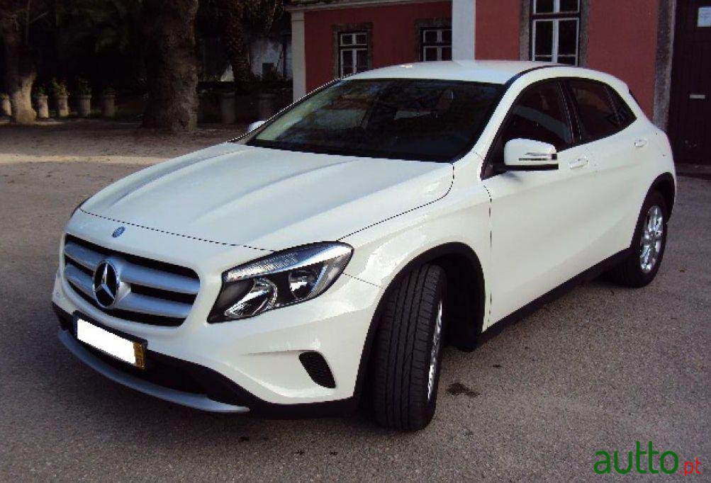 2014' Mercedes-Benz GLA 200 CDi photo #3