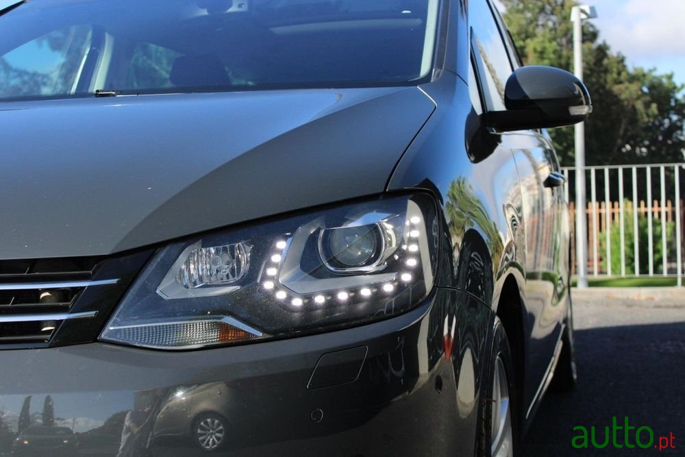 2011' Volkswagen Sharan 2.0 Tdi Highline photo #5