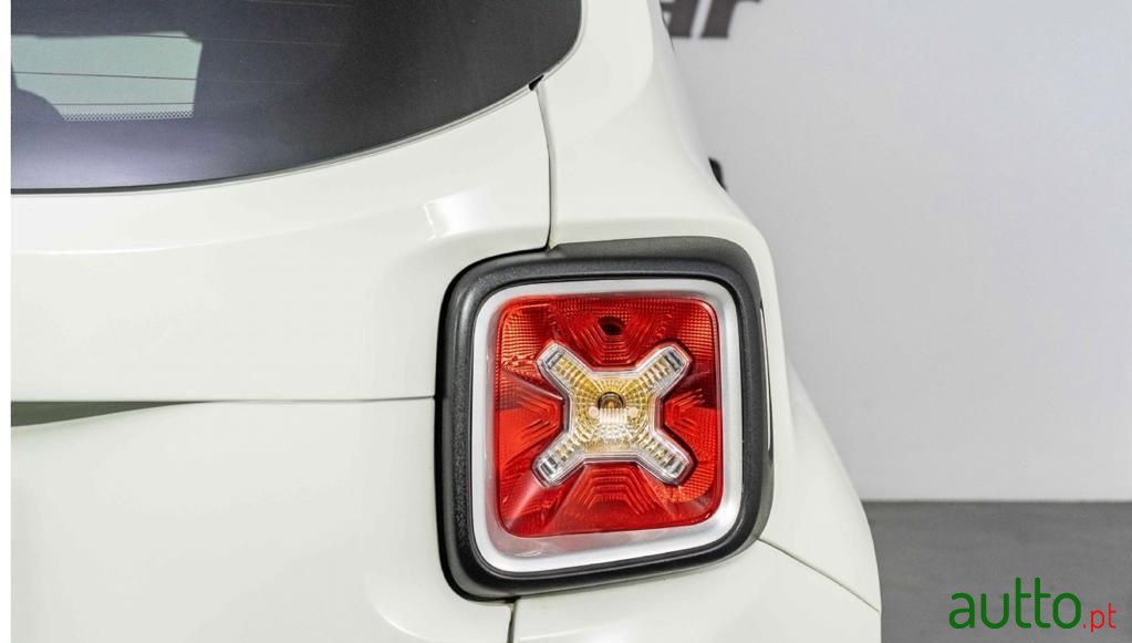 2018' Jeep Renegade photo #4