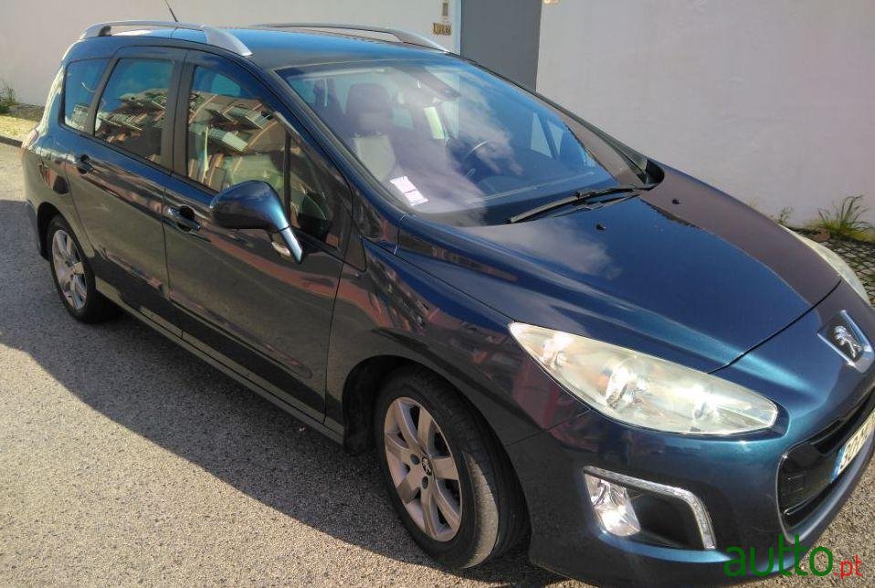 2011' Peugeot 308 Sw photo #1