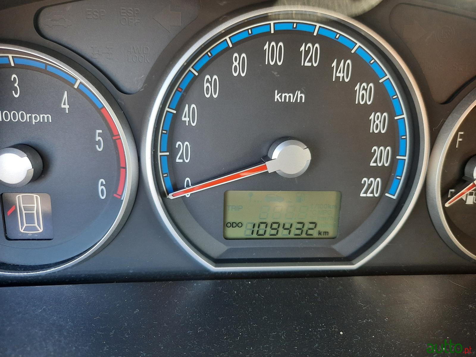 2009' Hyundai Santa Fe photo #3