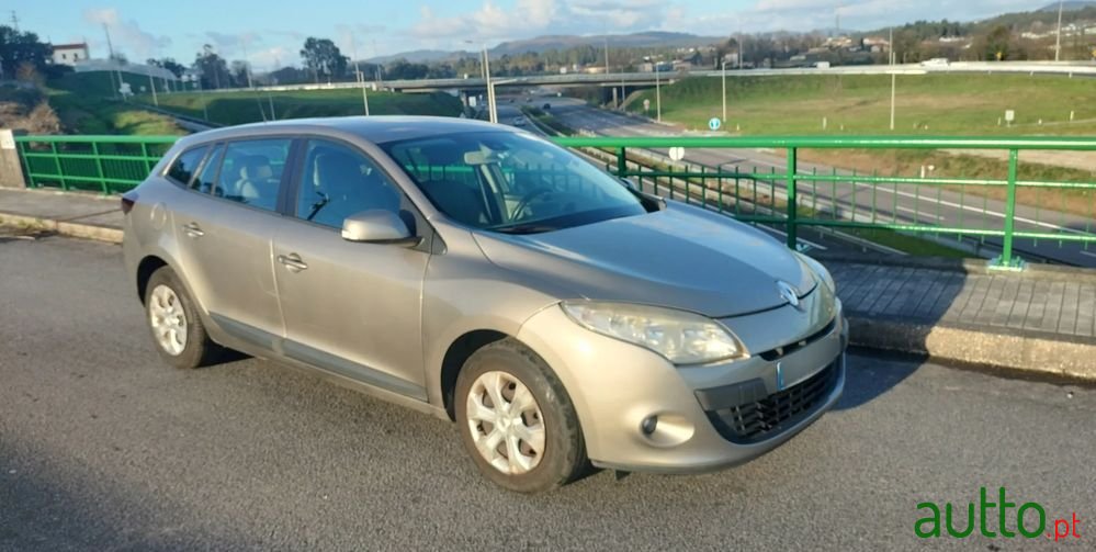 2010' Renault Megane Sport Tourer photo #5