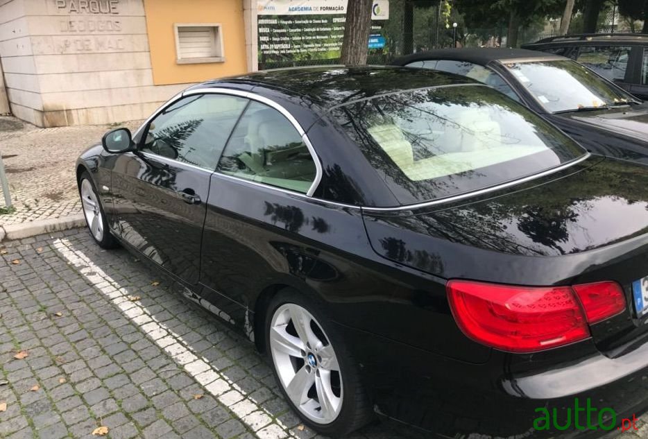 2011' BMW 320 photo #1