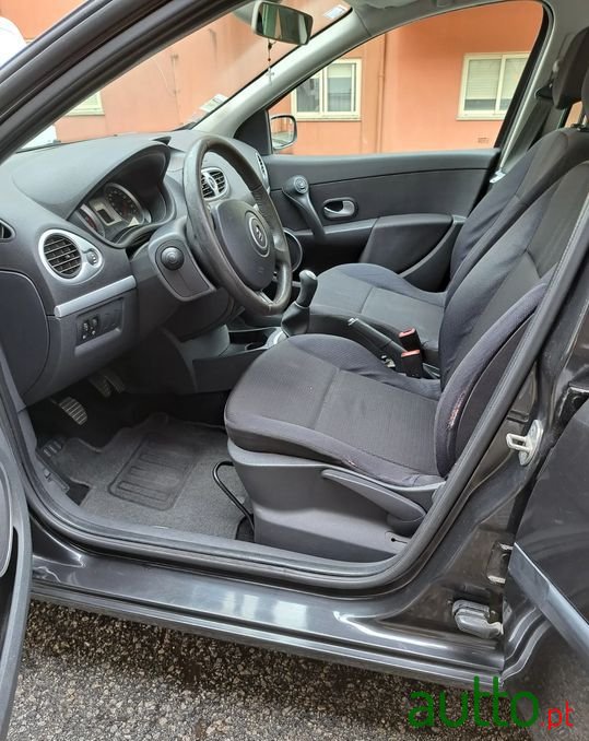 2008' Renault Clio photo #6