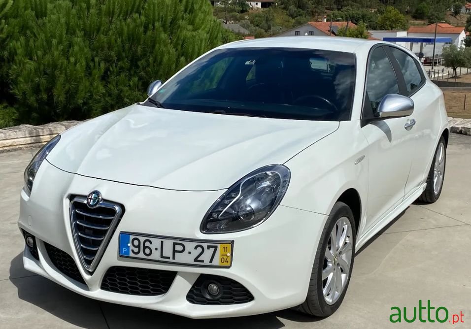 2011' Alfa Romeo Giulietta photo #1