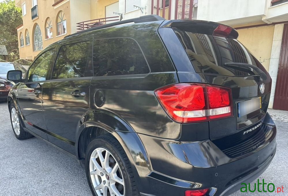 2011' Fiat Freemont photo #3