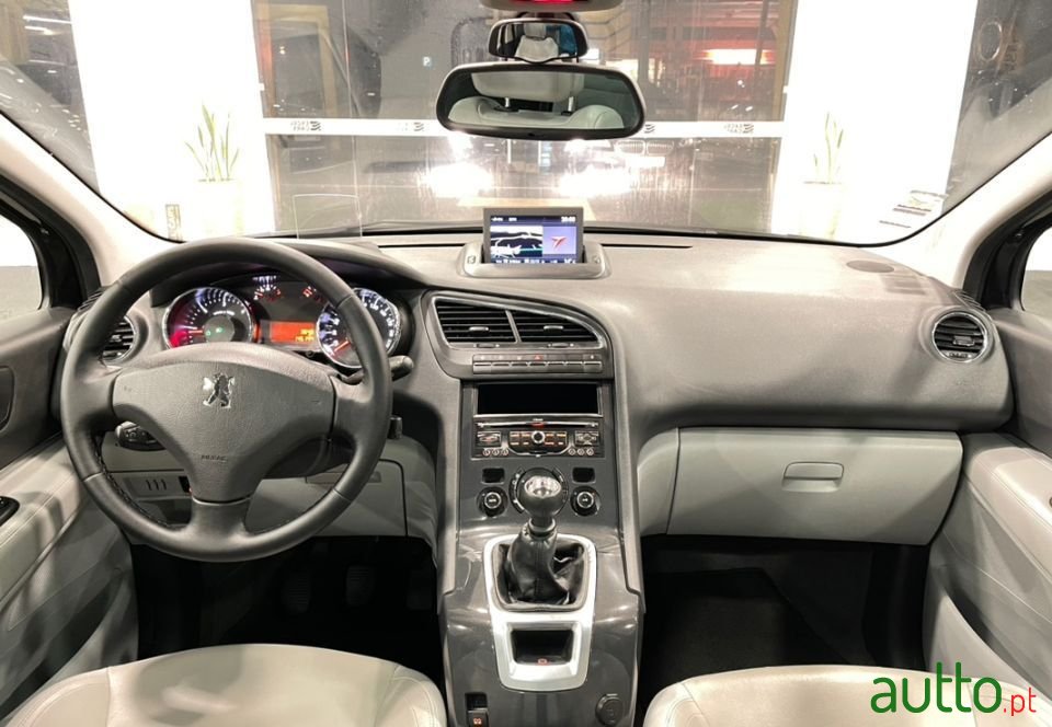 2011' Peugeot 5008 photo #4