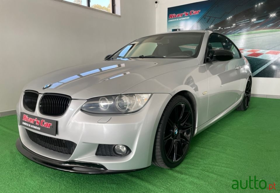 2008' BMW 320 photo #1