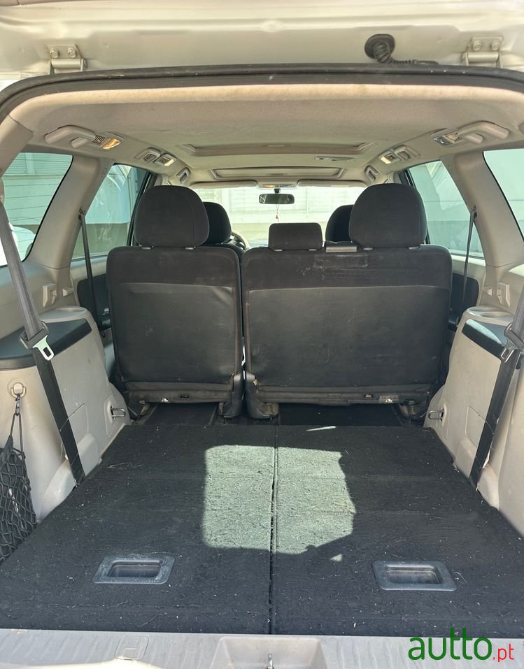 2009' Mitsubishi Grandis photo #5