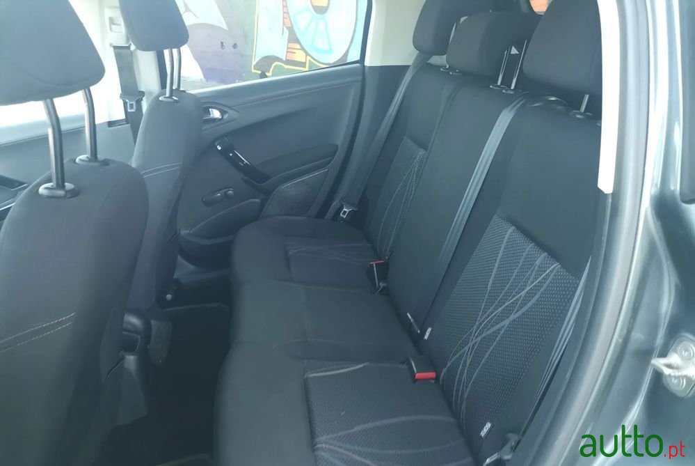 2014' Peugeot 208 1.4 Hdi Active photo #5