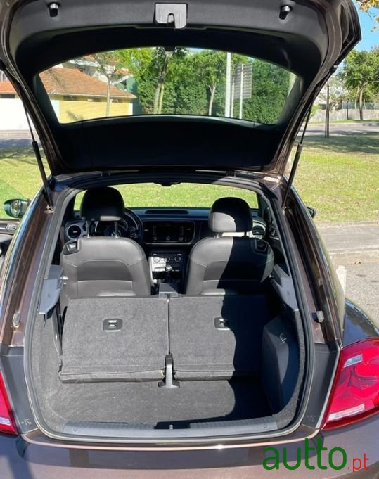 2013' Volkswagen New Beetle photo #5