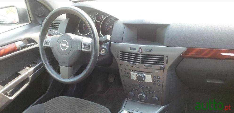 2005' Opel Astra photo #1