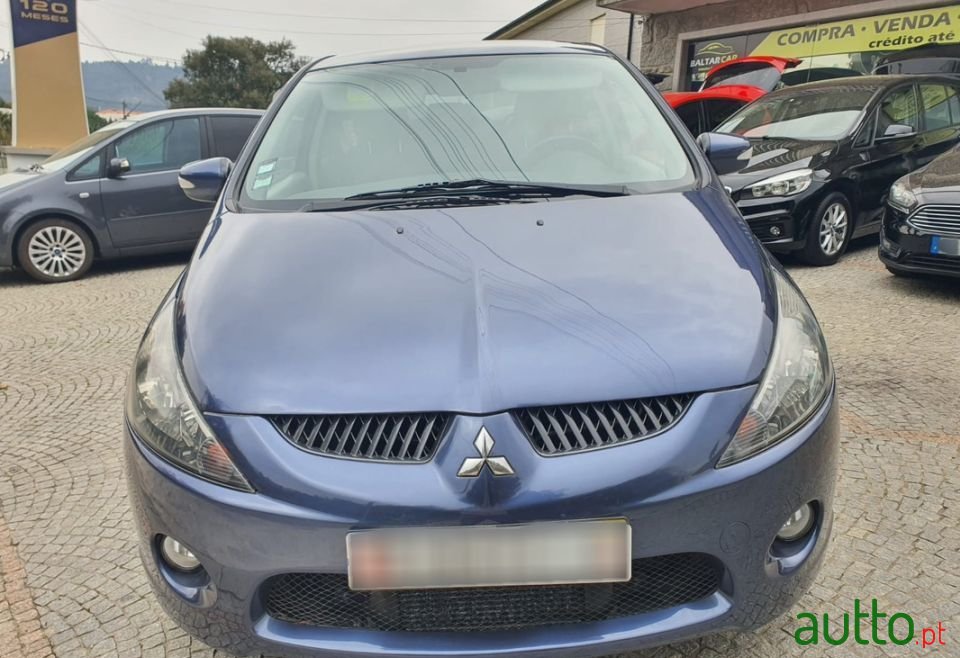 2006' Mitsubishi Grandis photo #3