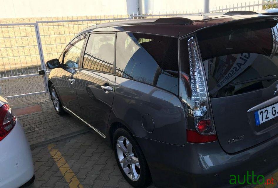 2008' Mitsubishi Grandis photo #1