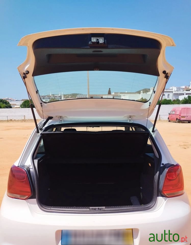 2011' Volkswagen Polo photo #5