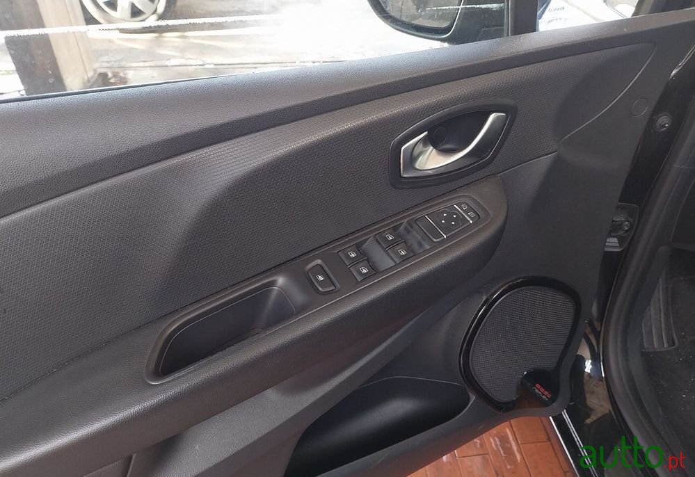 2018' Renault Clio Sport Tourer photo #3