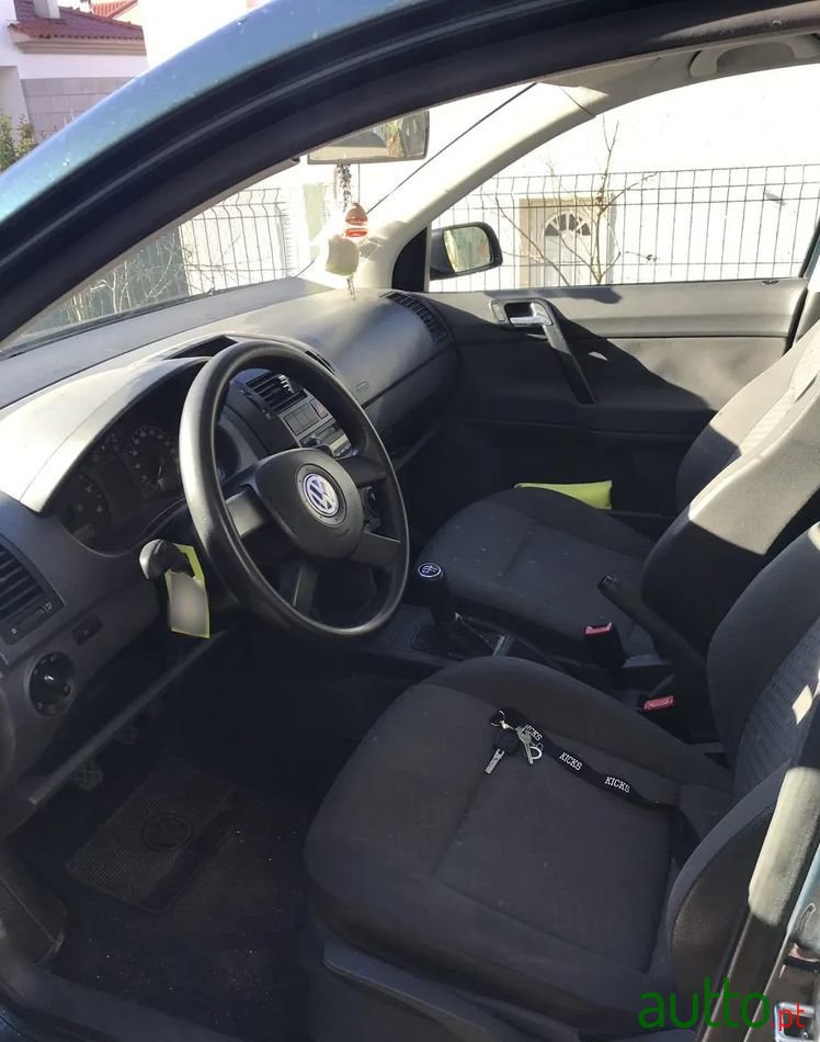 2002' Volkswagen Polo photo #4