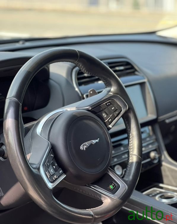 2016' Jaguar F-Pace photo #4