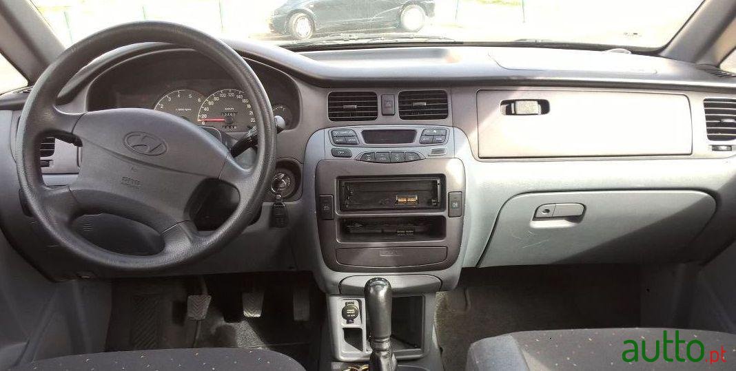2002' Hyundai Trajet 2.0 Crdi photo #3