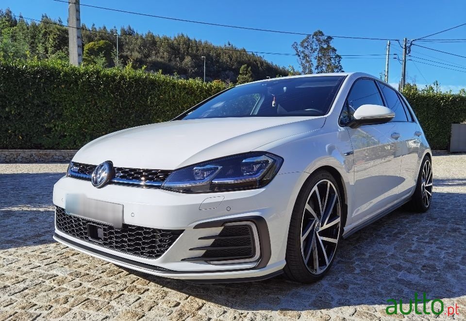 2017' Volkswagen Golf GTI photo #2