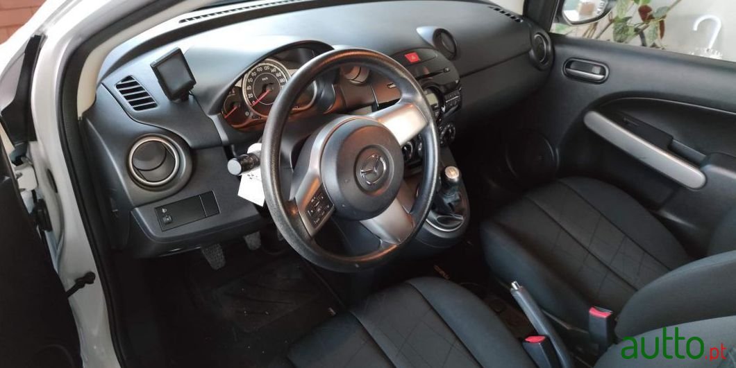 2011' Mazda 2 photo #2