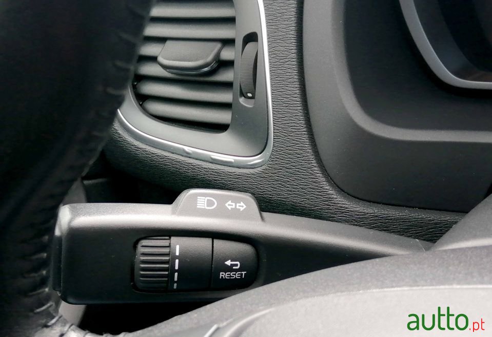 2015' Volvo V40 photo #6