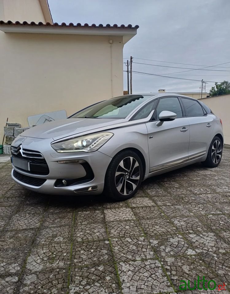 2012' Citroen DS5 photo #1