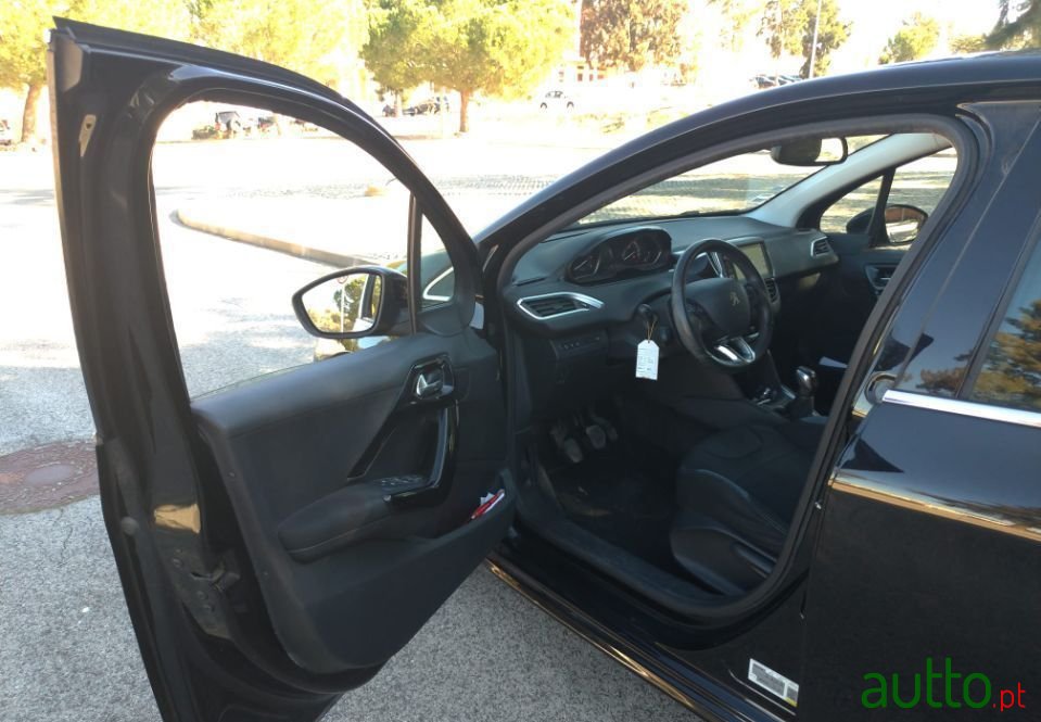 2013' Peugeot 208 photo #3