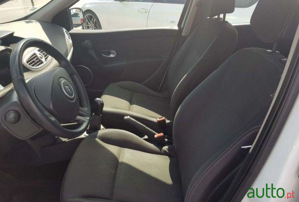 2011' Renault Clio 1.5 Dci Confort photo #1