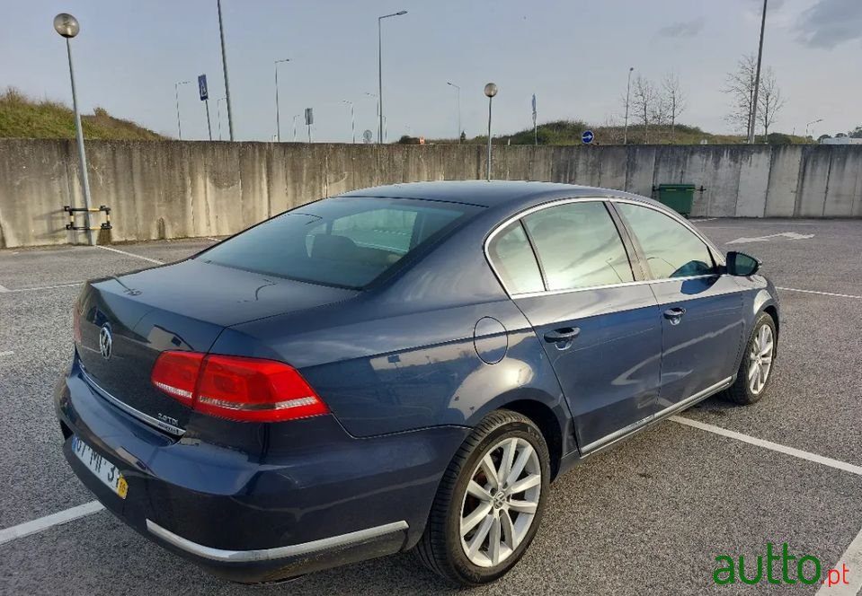 2011' Volkswagen Passat photo #4