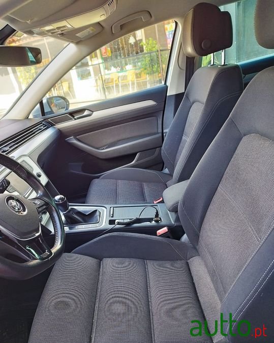 2015' Volkswagen Passat photo #2